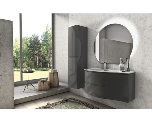 Salle de bains moderne avec lavabo, armoire de toilette et armoire haute devant une fenêtre donnant sur la nature.