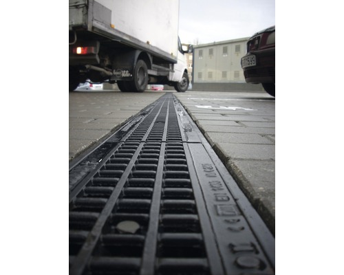 Caniveau de drainage sur une place pavée