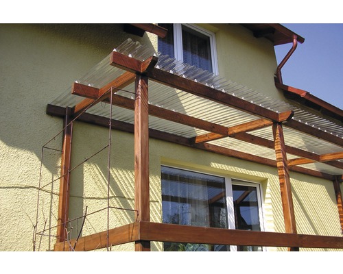 Terrasse mit Holzrahmen und durchsichtigem Wellplattendach am Haus