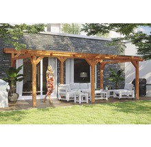 Holzterrasse mit Holzüberdachung und Gartenmöbeln auf einer Rasenfläche.