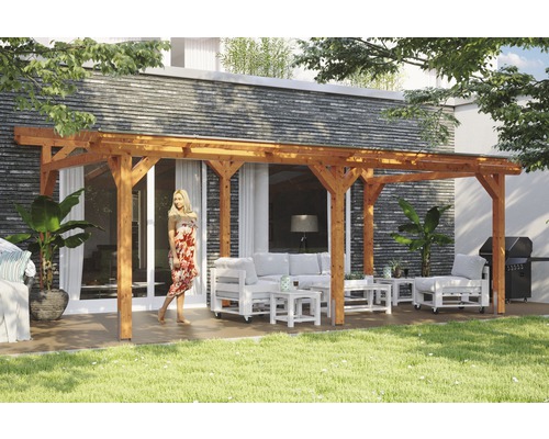 Toiture pour terrasses Skanholz Siena 648 x 300 cm, chêne clair Terrasse en bois avec toit en bois et mobilier de jardin sur une pelouse.