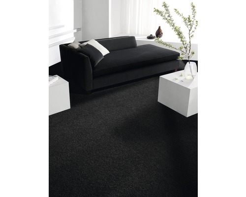 Intérieur avec moquette anthracite et canapé noir