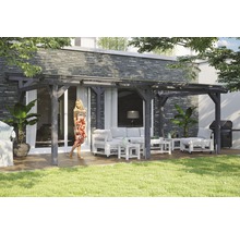 Holzpergola mit Sitzgruppe auf einer Terrasse in einem Garten.