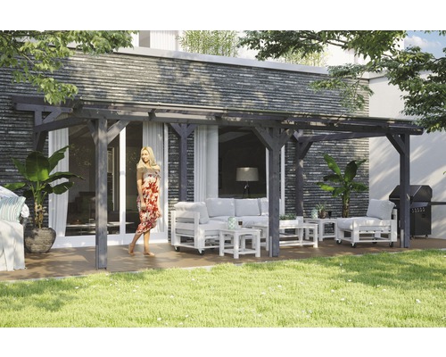 Toiture pour terrasses Skanholz Siena 648 x 300 cm, gris ardoise Pergola en bois avec coin salon sur une terrasse dans un jardin.