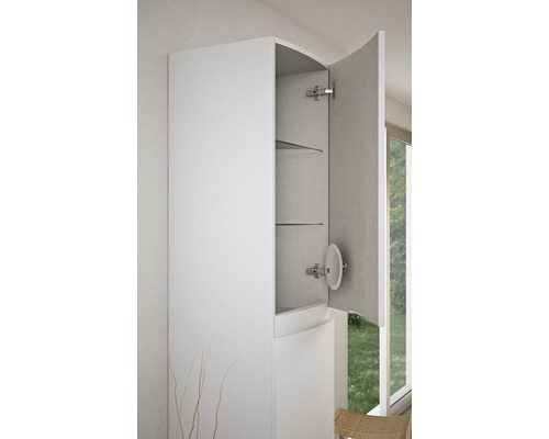 Ein weißer Badezimmerschrank mit offenen Regalen und einer Dekoration in Zweigform