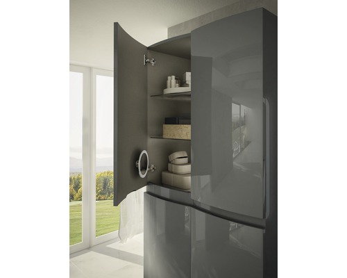 Armoire haute grise avec porte ouverte et étagères
