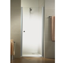 Cabine de douche avec une porte en verre et cadre métallique dans la salle de bain