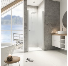 Salle de bain lumineuse avec douche, lavabo et baignoire.