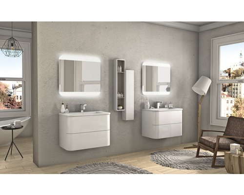 Salle de bains avec deux lavabos, miroirs éclairés et une étagère ouverte