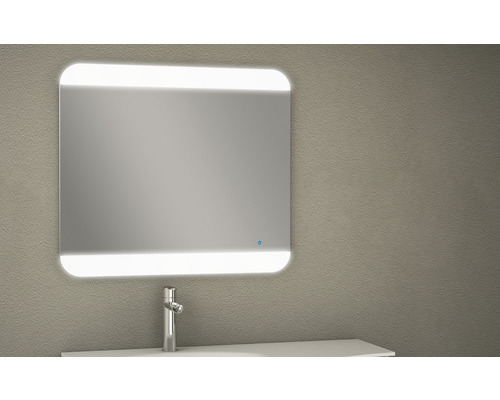 Miroir rectangulaire avec éclairage dans la salle de bain