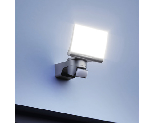 Applique d''extérieur avec détecteur de mouvement, montée sur un mur