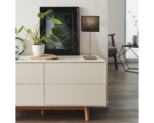 Intérieur moderne avec commode, lampe de table, plante d''intérieur et tableau