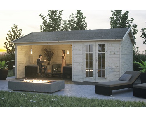Maison de jardin en bois avec terrasse couverte, mobilier de salon et foyer extérieur