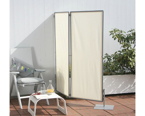 Zweiteiliger Sichtschutz aus Stoff mit Metallrahmen auf einer Terrasse