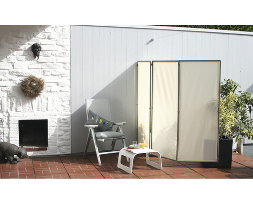 Terrasse mit Sichtschutz, Stuhl und Tisch