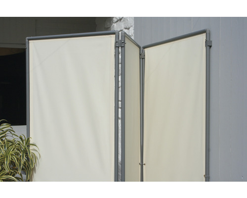 Sichtschutz aus Stoff mit Metallrahmen