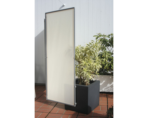 Sichtschutzelement neben einem Pflanzgefäß im Aussenbereich