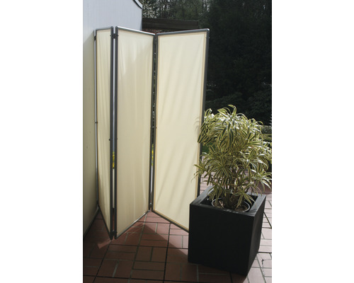 Faltbarer Sichtschutz aus Stoff neben einer Topfpflanze auf einer Terrasse.