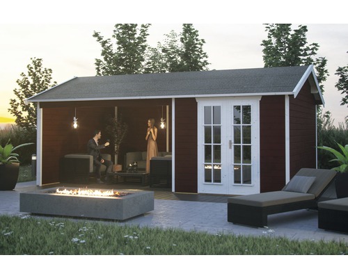 Scène avec une cabane de jardin avec terrasse, mobilier de jardin et foyer