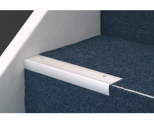 Profil de bordure d''escalier en aluminium sur un escalier recouvert de moquette