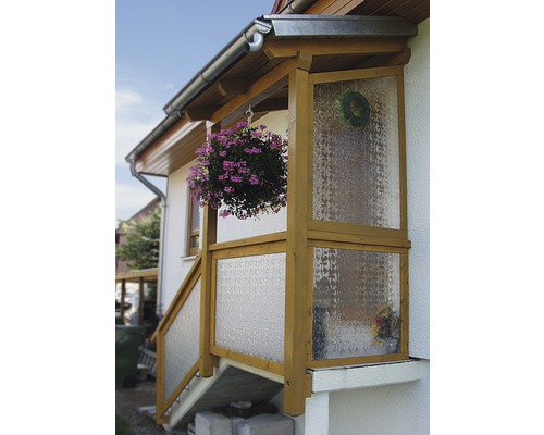 Espace d''entrée couvert avec cadre en bois et panneaux de verre