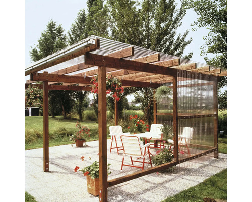 Holzpergola mit durchsichtigem Dach und Seitenwand auf einer Terrasse mit Gartenmöbeln
