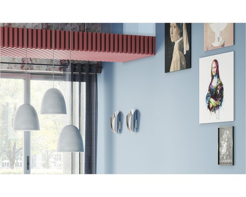 Wohnraum mit Pendelleuchten, Wanddekorationen und dekorativen Elementen