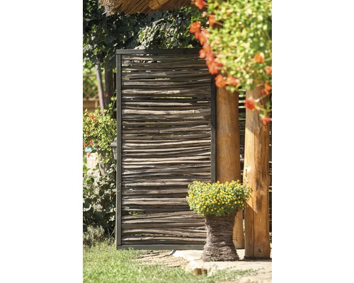 Scène de jardin décorative avec un brise-vue en osier et un pot de fleurs