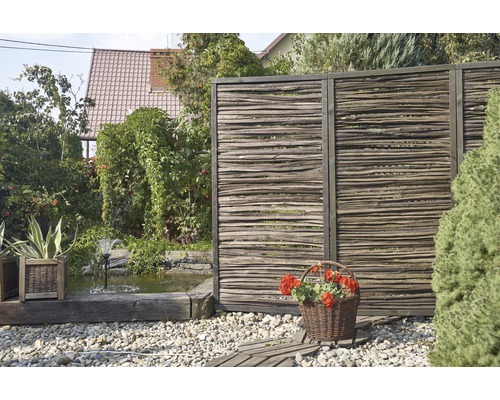 Scène de jardin avec clôture en bois et bassin