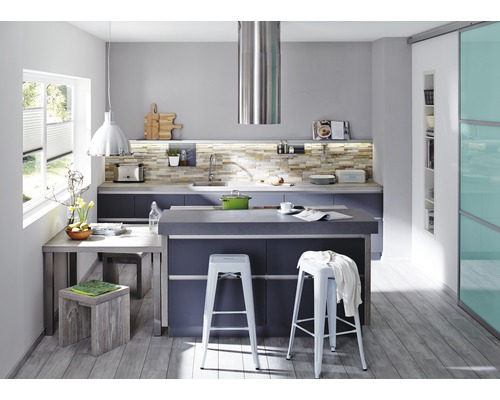 Helle Küche mit Kochinsel, Barhockern und Esstisch für eine freundliche Atmosphäre