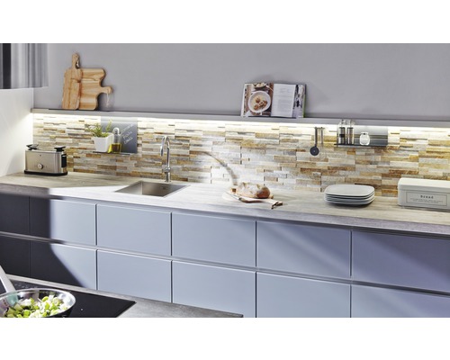 Küchenzeile mit Spüle, Armatur, Küchenutensilien und Dekorartikeln