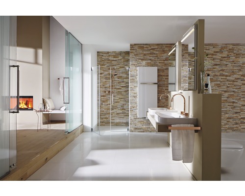 Helles Badezimmer mit Dusche, Waschbecken, Spiegel und Kamin