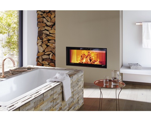 Badezimmer mit Badewanne, Kamin und Holzstapel