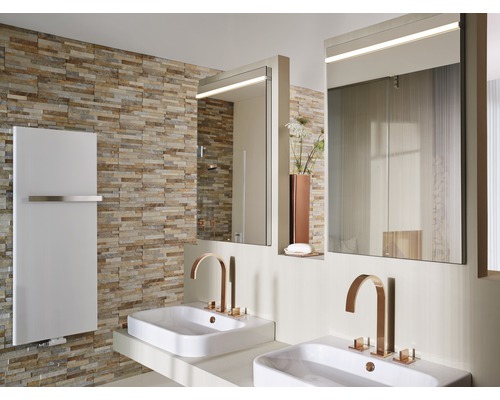 Badezimmer mit Doppelwaschtisch, Spiegel mit Beleuchtung und Heizkörper