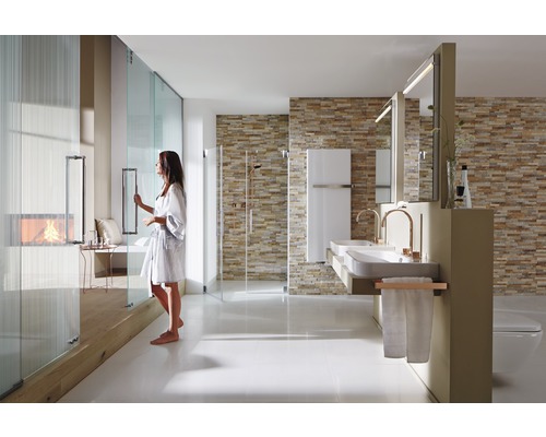 Helles Badezimmer mit Doppelwaschbecken, Dusche und Kamin für ein modernes und entspannendes Ambiente