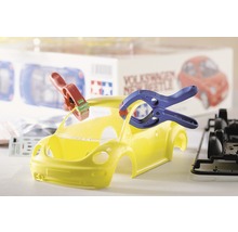 Maquette de voiture Volkswagen New Beetle jaune en construction avec outils