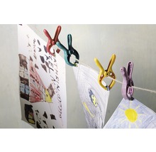 Corde à linge avec pinces à linge et dessins d''enfants