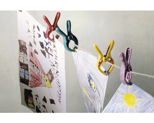 Corde à linge avec pinces à linge et dessins d''enfants