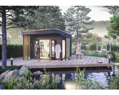 Vue extérieure d''un sauna de jardin avec terrasse en bois et personnes