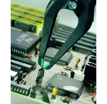 Elektronikpinzette auf einer Computerplatine