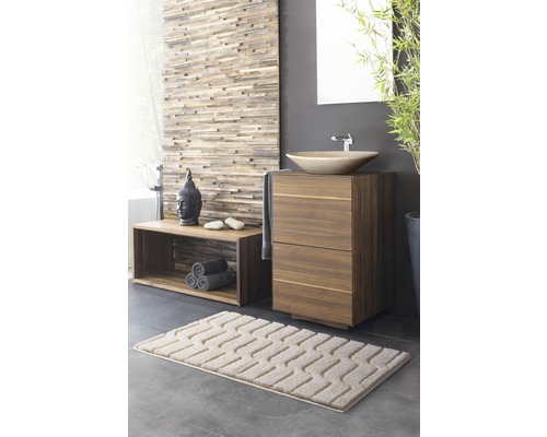 Badezimmer mit Waschtisch, Spiegel, Holzverkleidung, Badematte und Dekoration