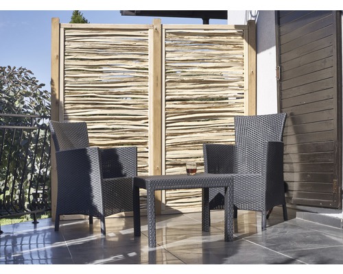 Terrasse avec brise-vue, deux fauteuils en rotin et une table en rotin