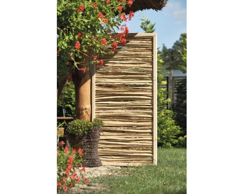 Paravent en bois dans le jardin