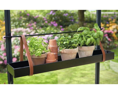 Schwarzer Pflanzkasten mit Kräutern und Pflanzentöpfen