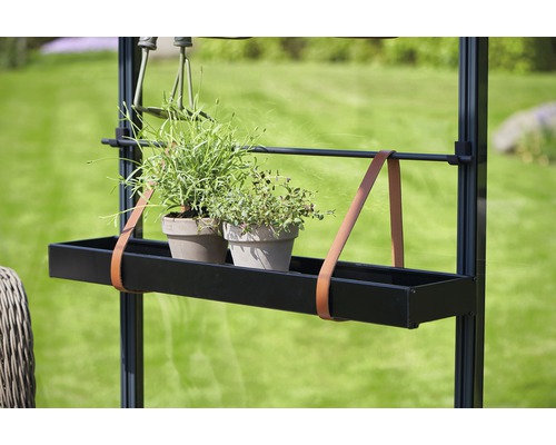 Gartengewächshaus mit Pflanzgefäßen und Lederaufhängung