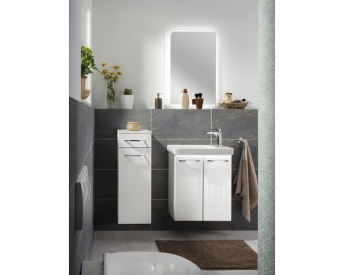Salle de bain avec meuble sous-vasque, armoire de toilette et armoire haute