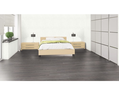 Schlafzimmer mit Bett, Nachttischen, Lampen, Kleiderschrank und Laminatboden