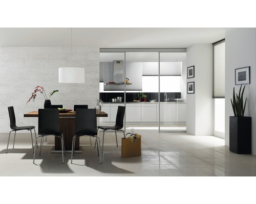 Modernes Esszimmer mit Holztisch, schwarzen Stühlen und offener Küche