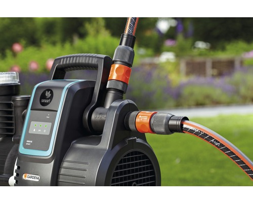 Surpresseur domestique Gardena avec tuyau d''arrosage raccordé à l''extérieur