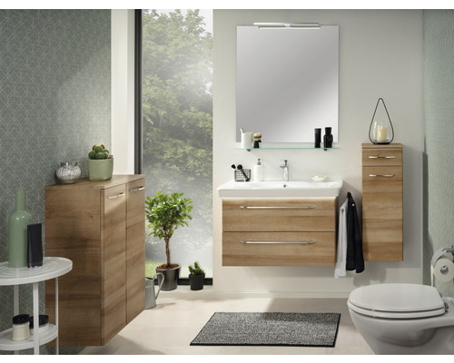 Salle de bains lumineuse avec lavabo, miroir, meuble bas, armoire suspendue et toilettes pour une ambiance conviviale